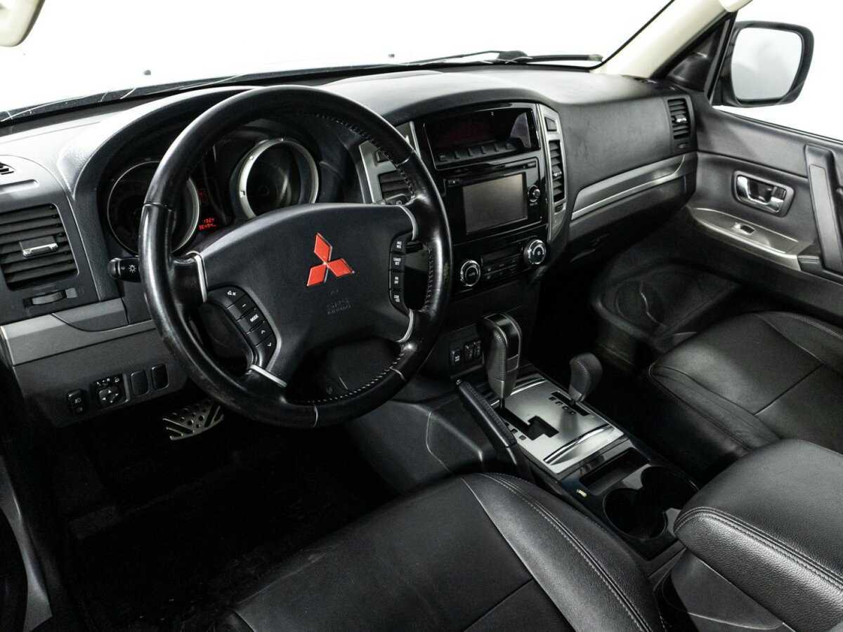 Mitsubishi Pajero с пробегом — 2015 год. Фото: #8