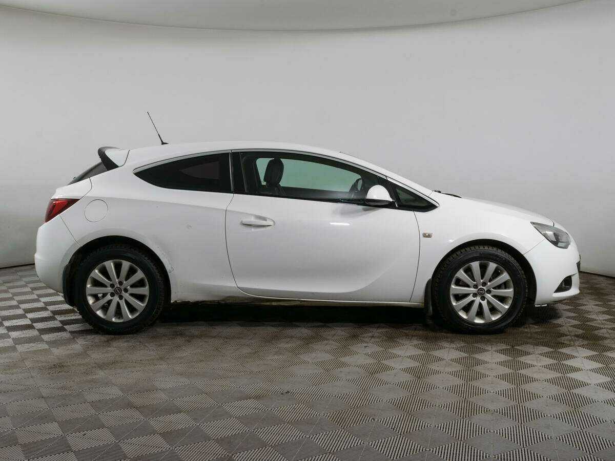 Opel Astra с пробегом — 2012 год. Фото: #3