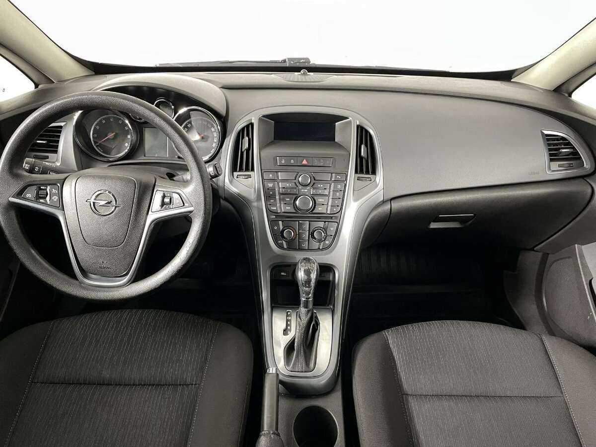 Opel Astra с пробегом — 2013 год. Фото: #6