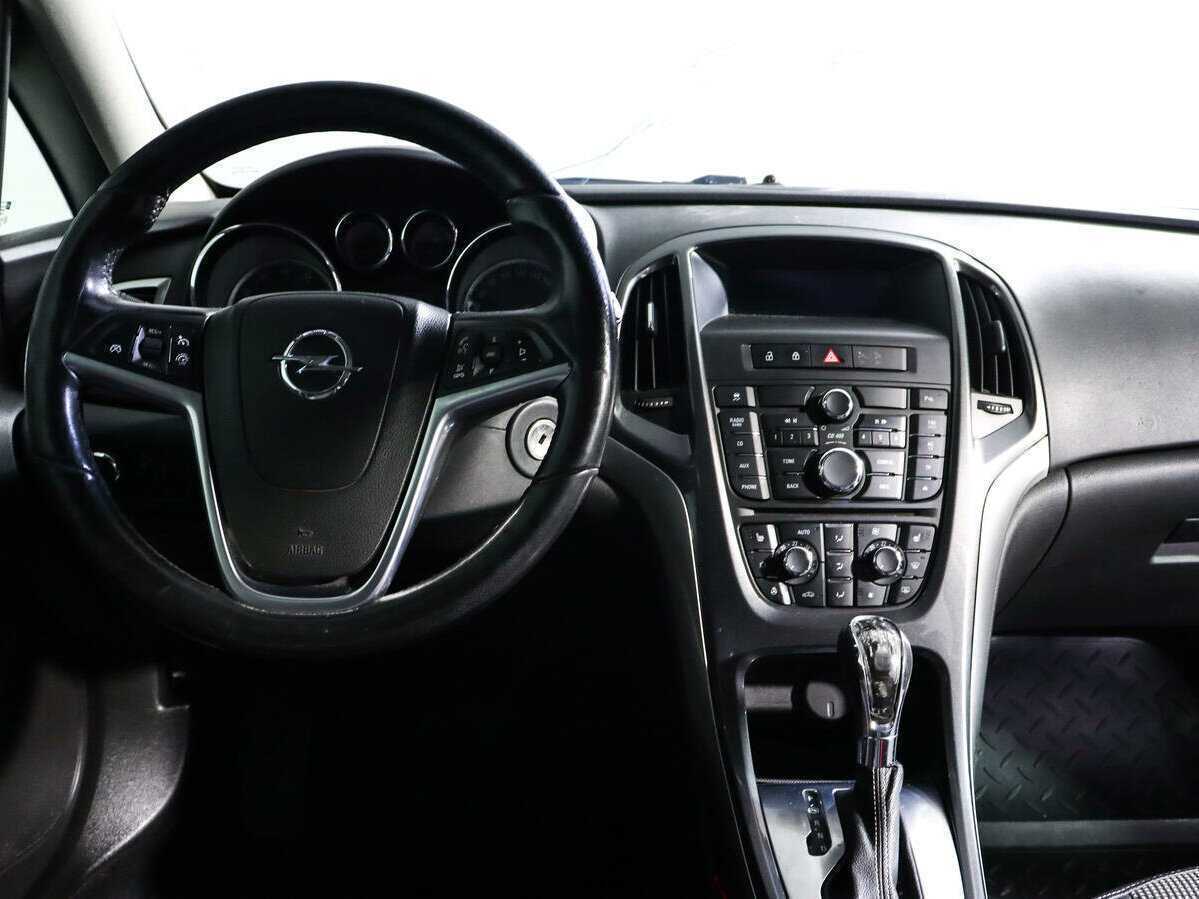 Opel Astra с пробегом — 2013 год. Фото: #9