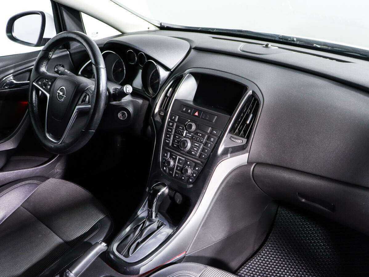 Opel Astra с пробегом — 2012 год. Фото: #5