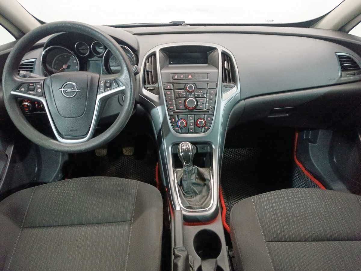Opel Astra с пробегом — 2012 год. Фото: #10