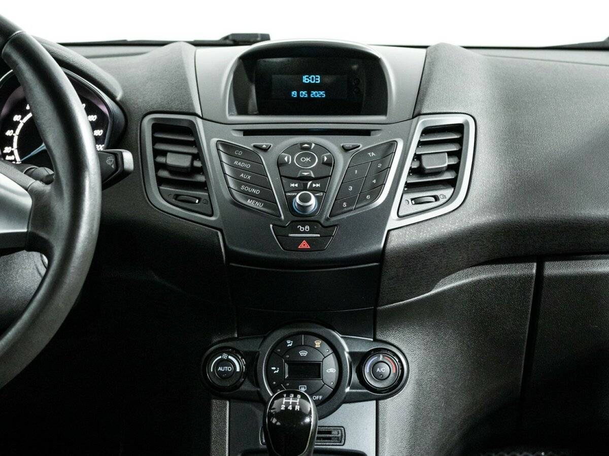 Ford Fiesta с пробегом — 2015 год. Фото: #13