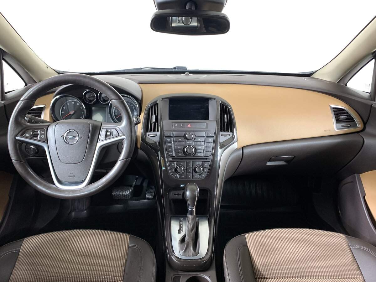 Opel Astra с пробегом — 2013 год. Фото: #10