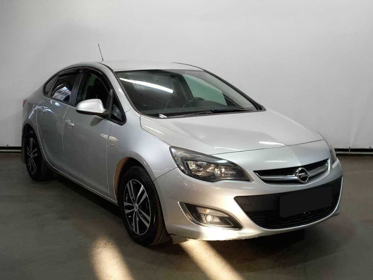 Opel Astra с пробегом — 2012 год. Фото: #2