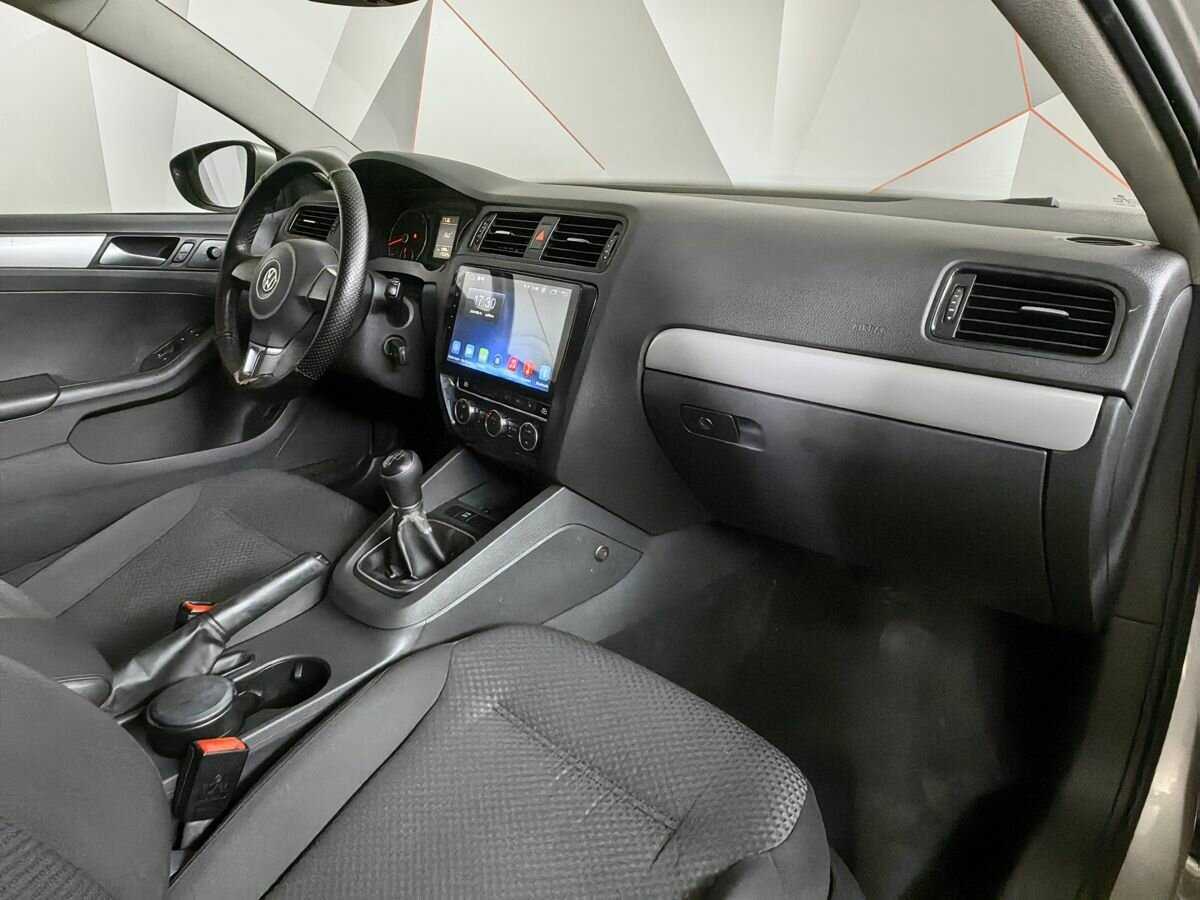 Volkswagen Jetta с пробегом — 2012 год. Фото: #8