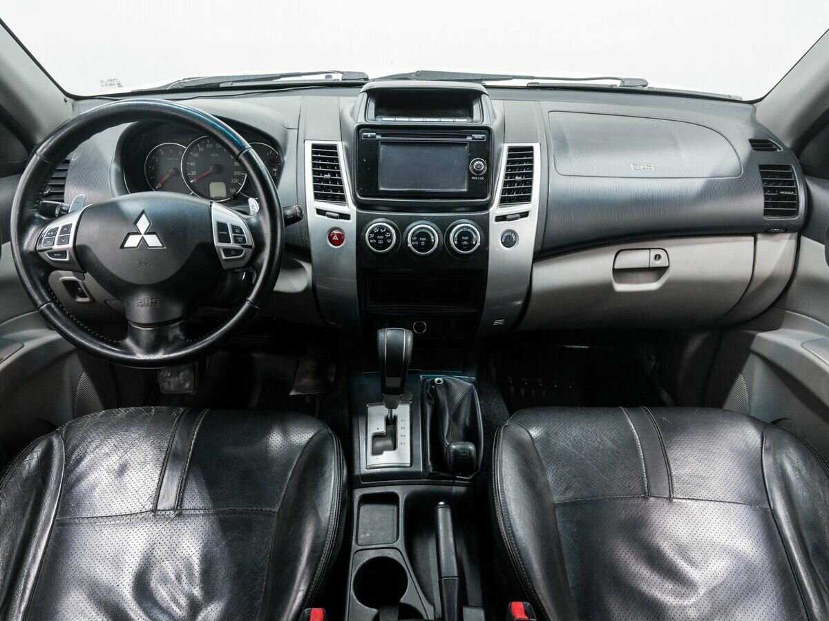 Mitsubishi Pajero Sport с пробегом — 2014 год. Фото: #9
