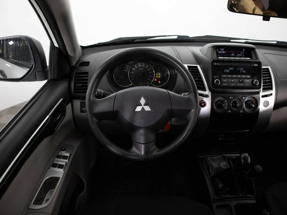 Mitsubishi Pajero Sport с пробегом — 2014 год. Фото: #8