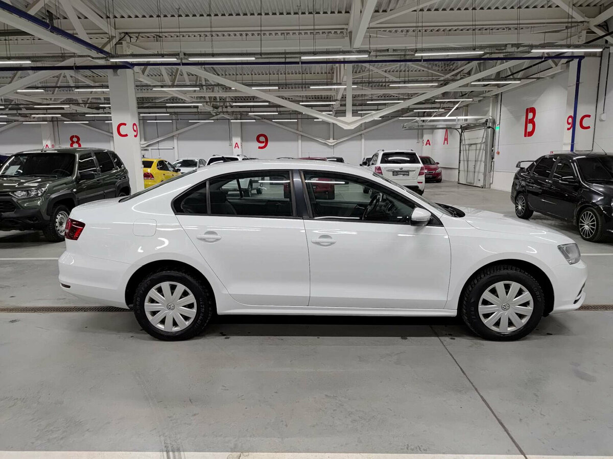 Volkswagen Jetta с пробегом — 2016 год. Фото: #3