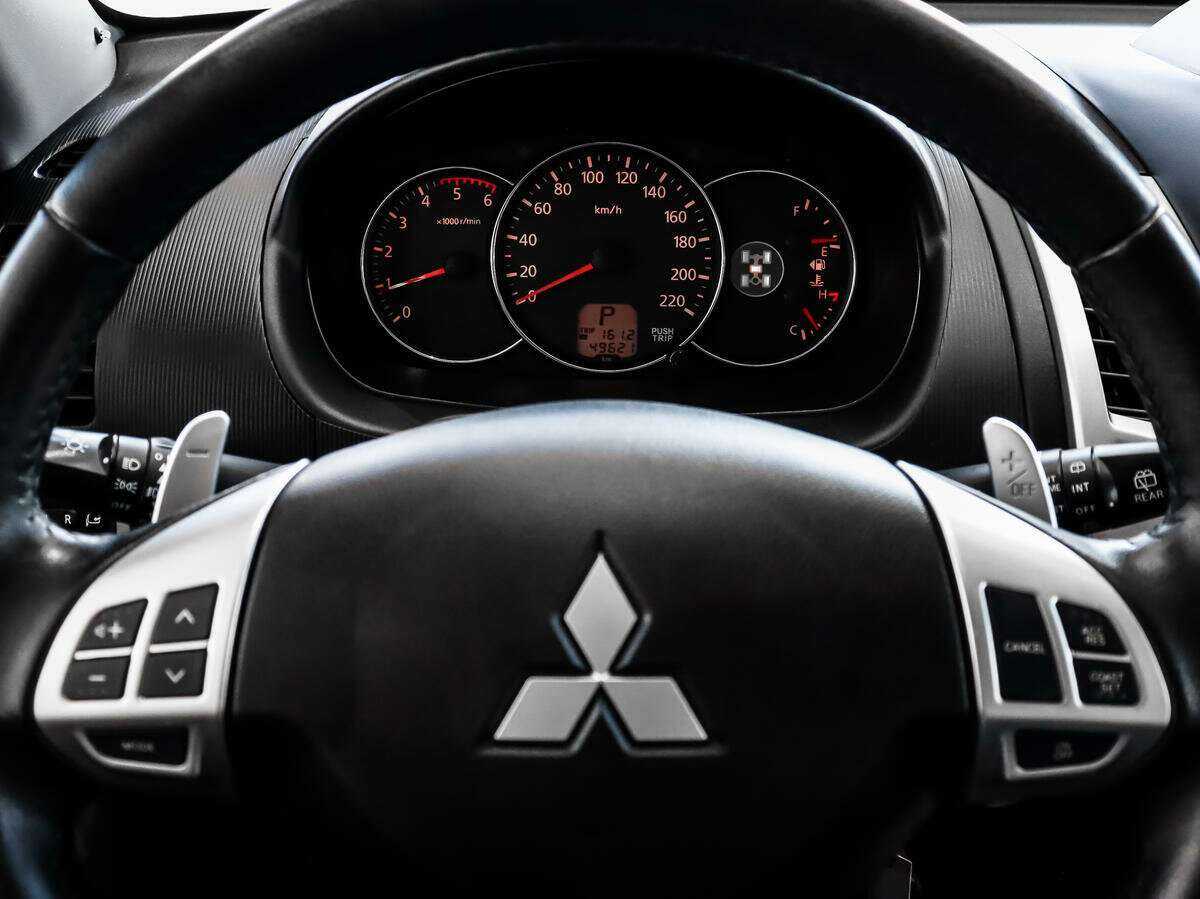 Mitsubishi Pajero Sport с пробегом — 2015 год. Фото: #17