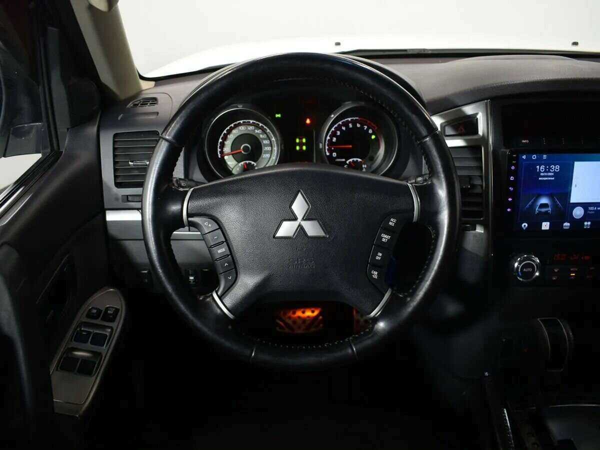 Mitsubishi Pajero с пробегом — 2015 год. Фото: #11