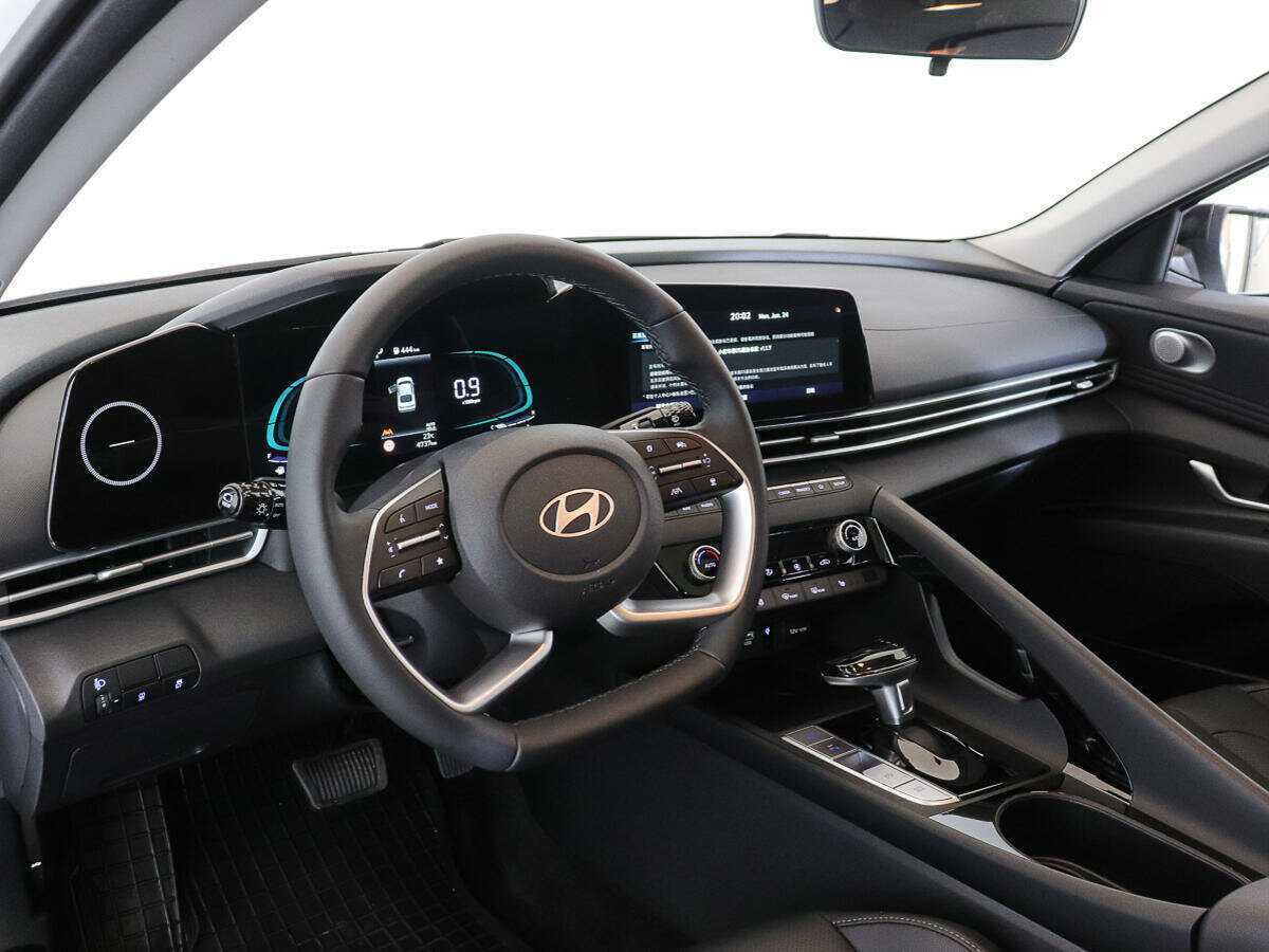 Hyundai Elantra с пробегом — 2024 год. Фото: #10