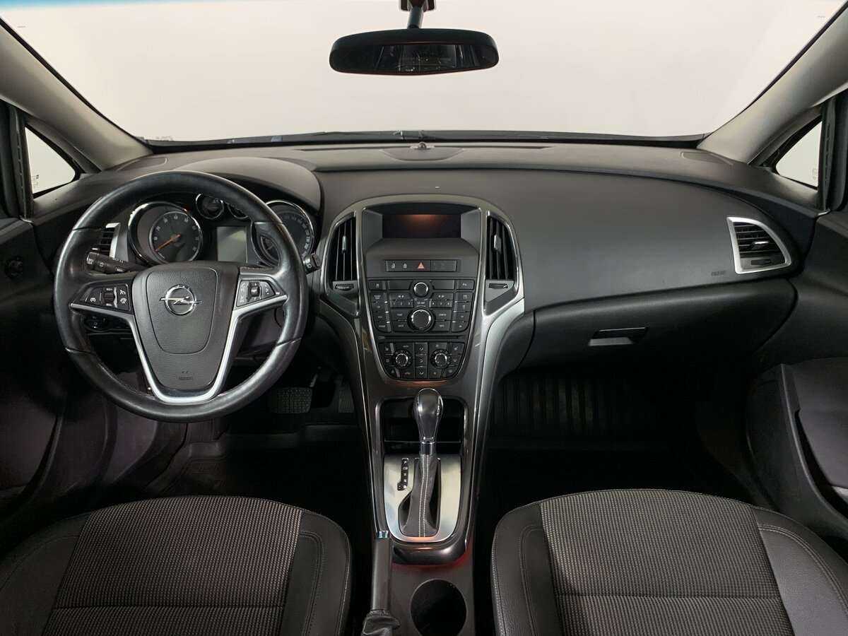 Opel Astra с пробегом — 2012 год. Фото: #9