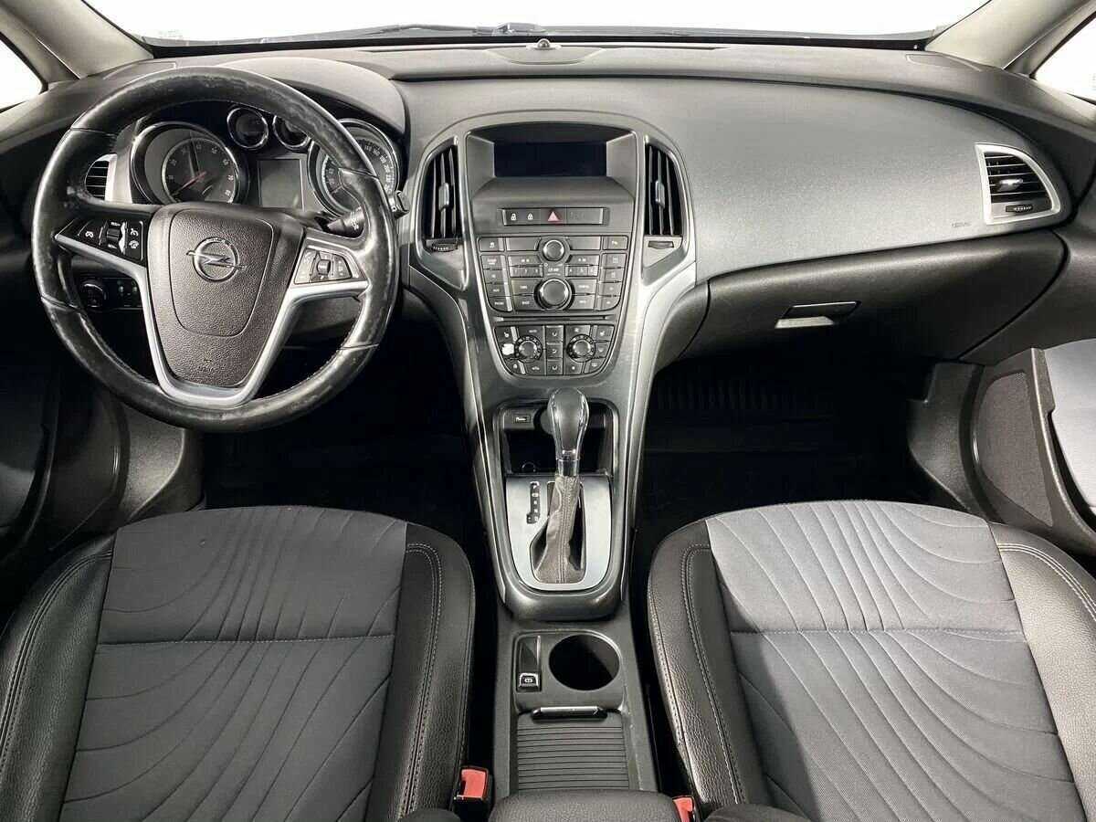 Opel Astra с пробегом — 2013 год. Фото: #10