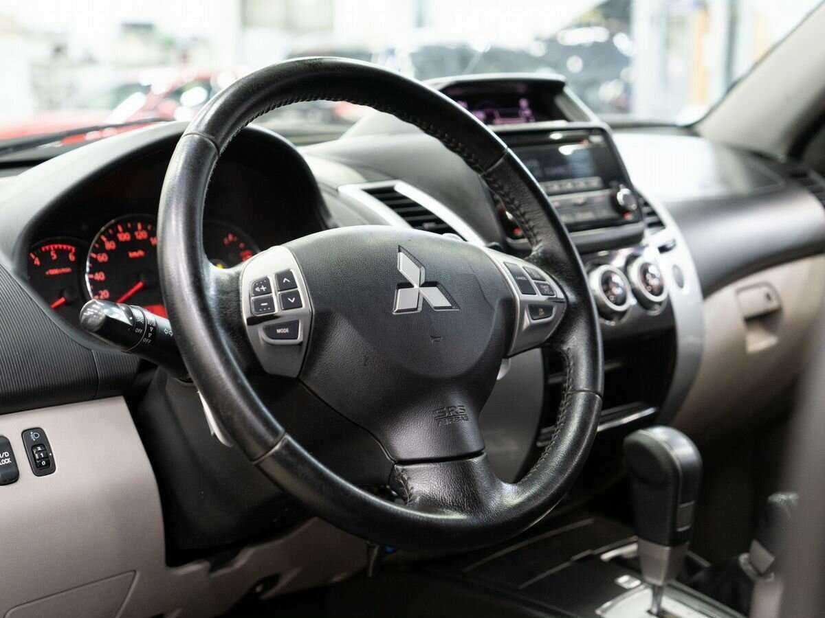 Mitsubishi Pajero Sport с пробегом — 2014 год. Фото: #4