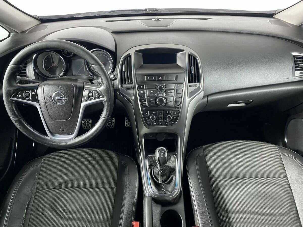 Opel Astra с пробегом — 2012 год. Фото: #9