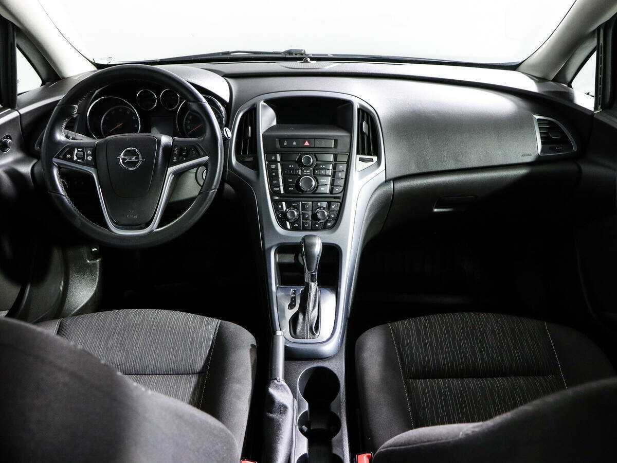 Opel Astra с пробегом — 2012 год. Фото: #9