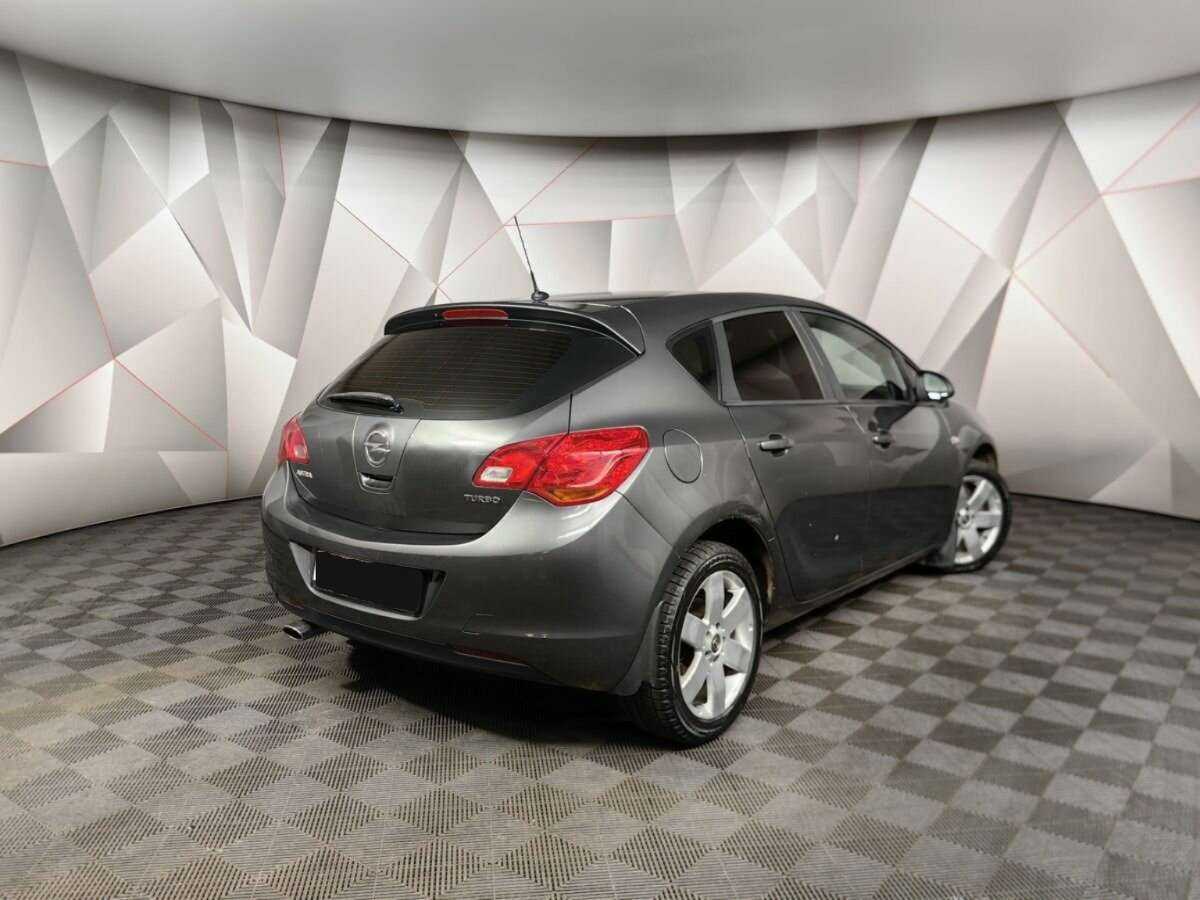 Opel Astra с пробегом — 2012 год. Фото: #1