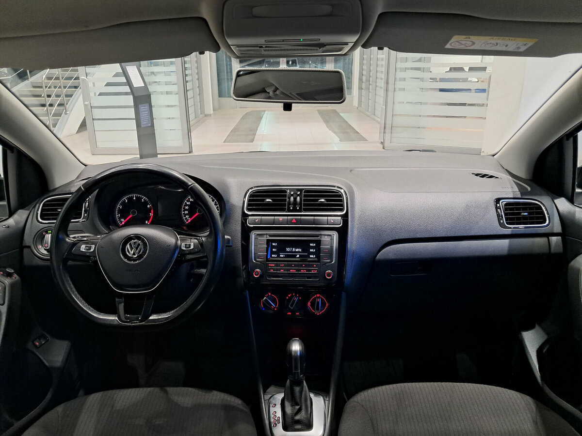 Volkswagen Polo с пробегом — 2017 год. Фото: #13