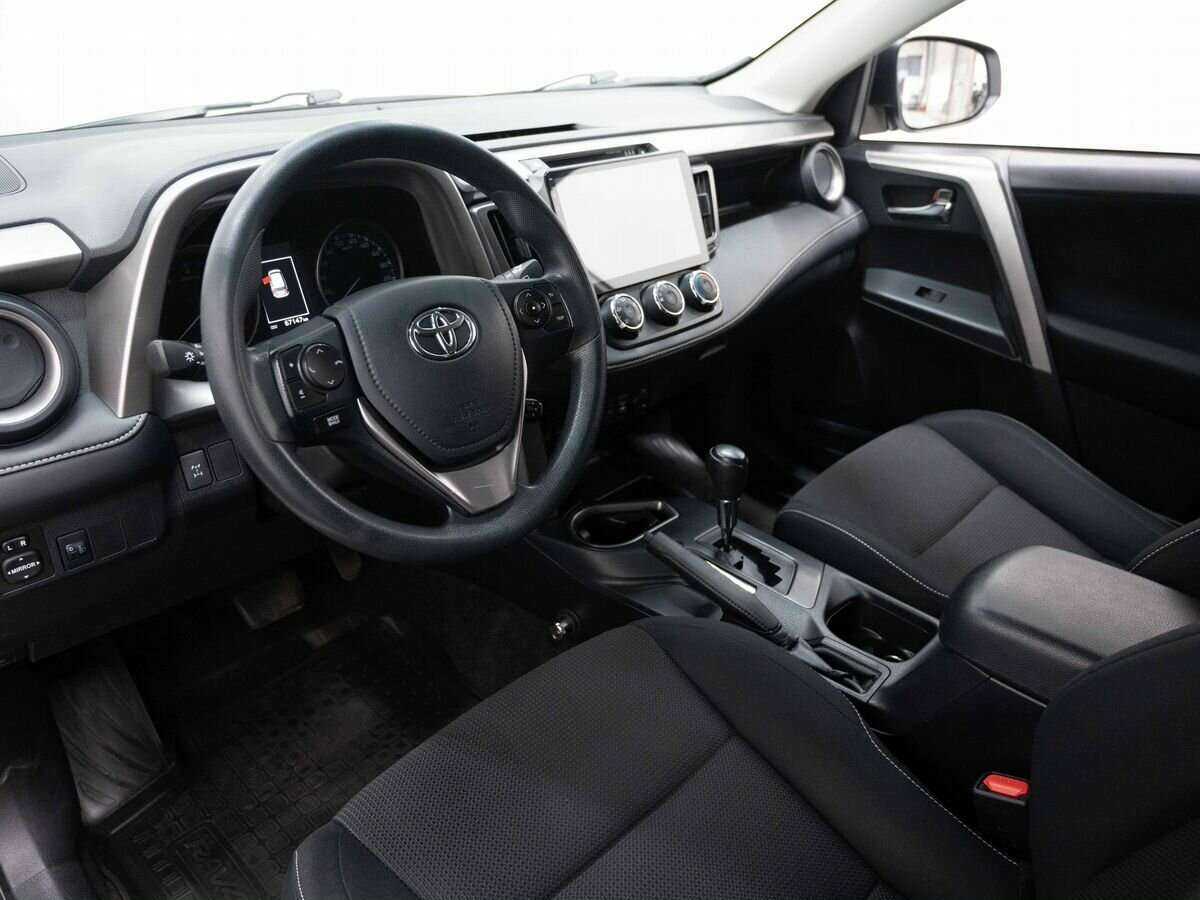 Toyota RAV4 с пробегом — 2017 год. Фото: #9