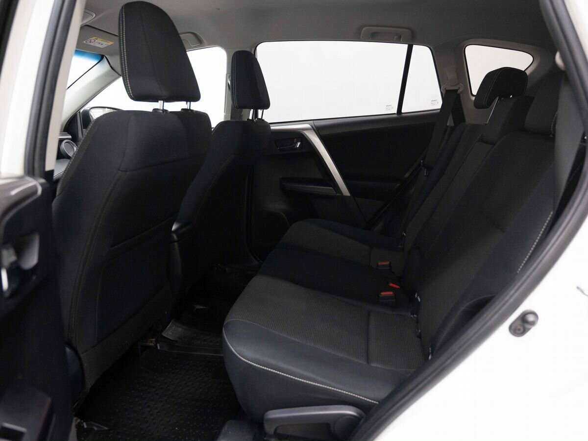 Toyota RAV4 с пробегом — 2017 год. Фото: #11