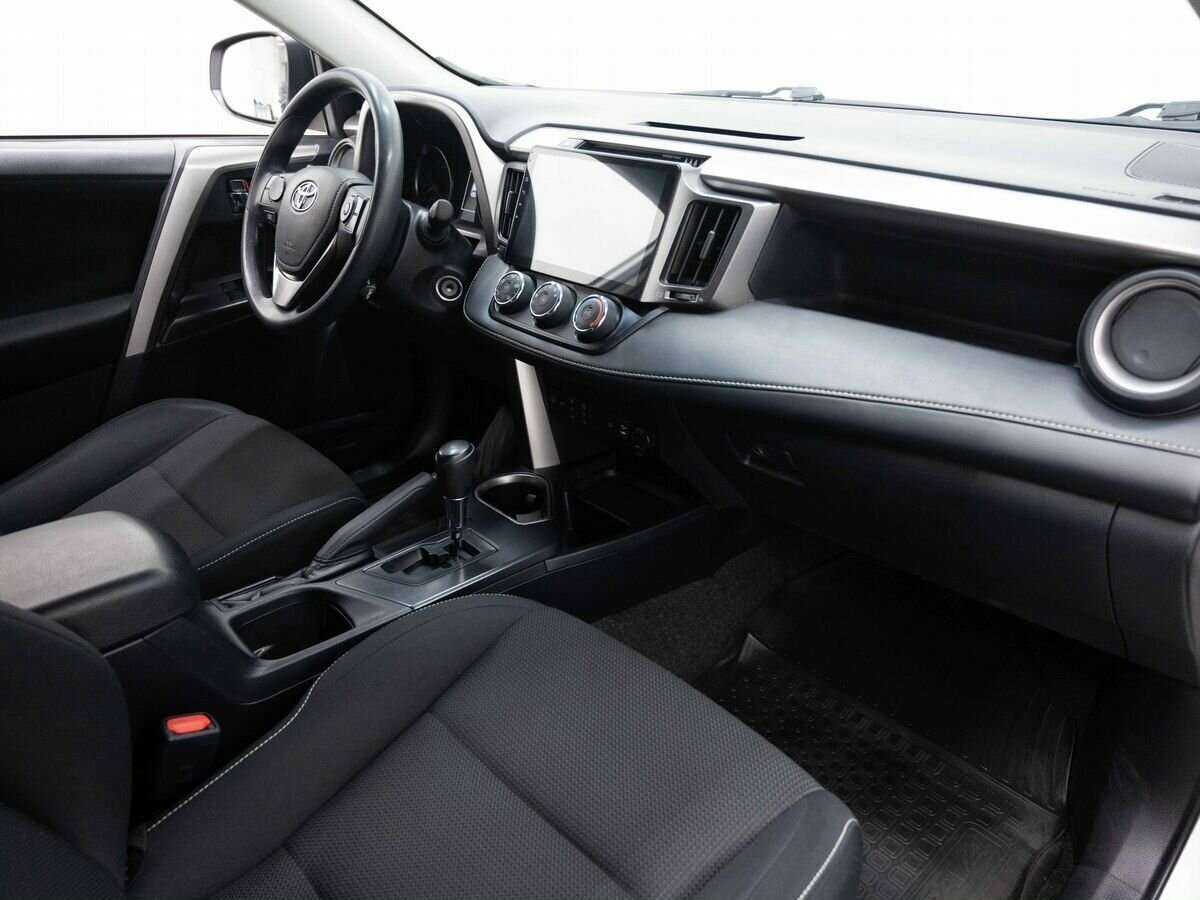 Toyota RAV4 с пробегом — 2017 год. Фото: #13