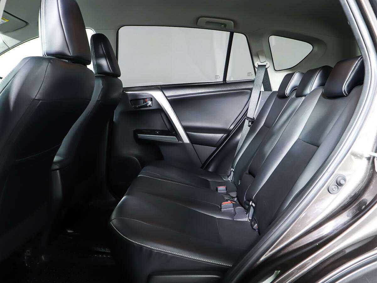Toyota RAV4 с пробегом — 2018 год. Фото: #9