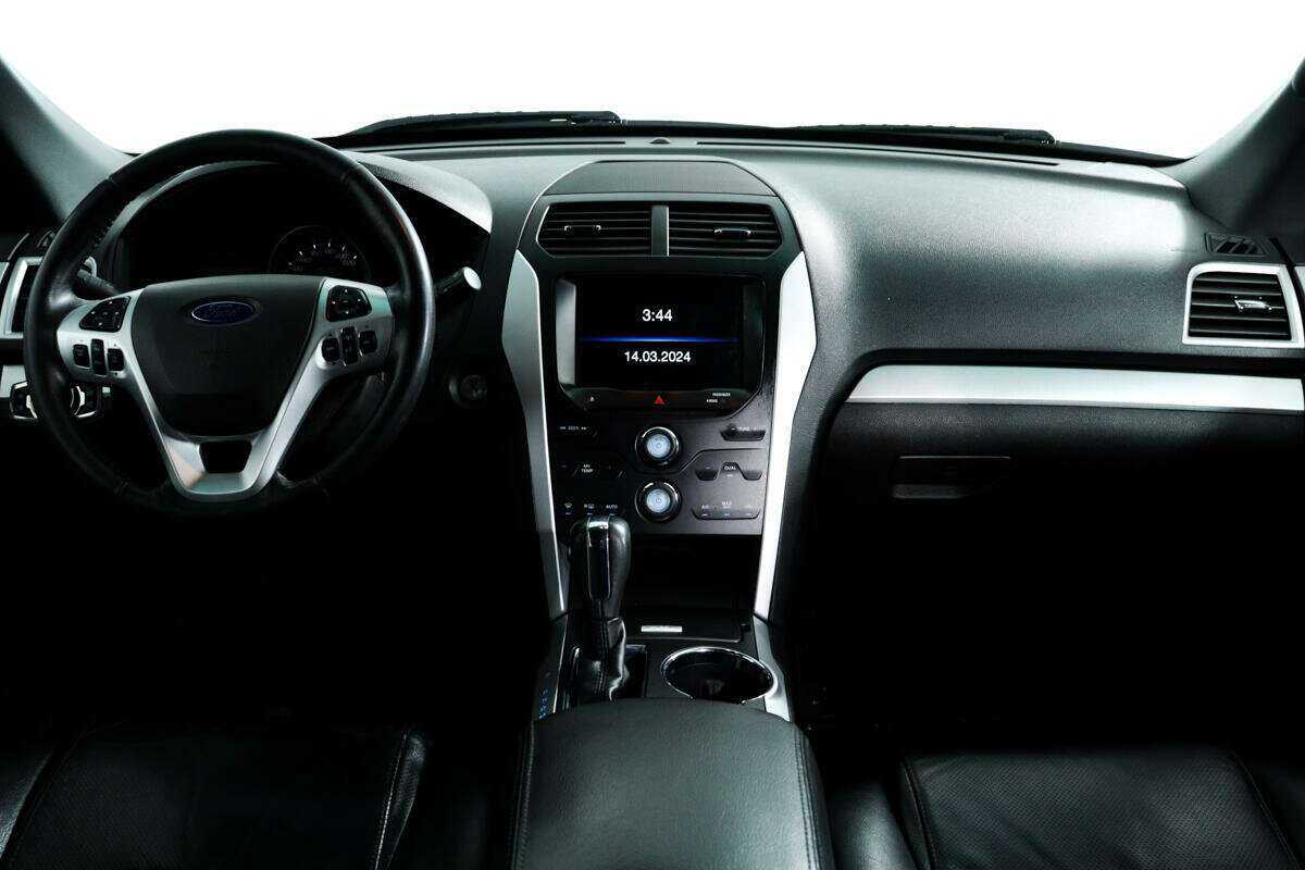 Ford Explorer с пробегом — 2015 год. Фото: #10