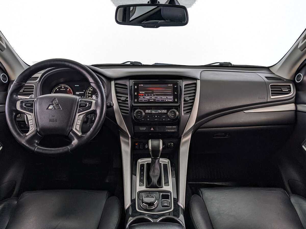 Mitsubishi Pajero Sport с пробегом — 2017 год. Фото: #9