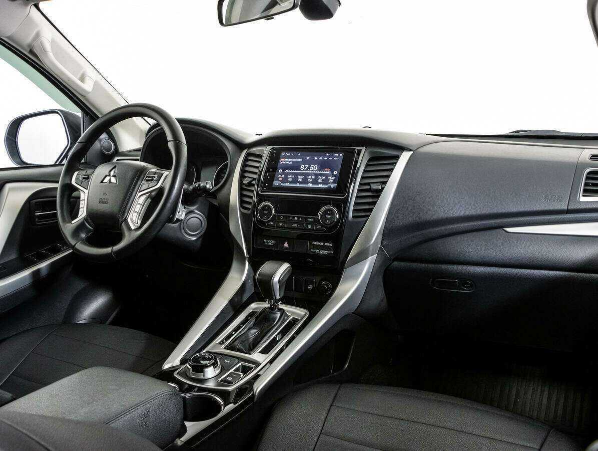 Mitsubishi Pajero Sport с пробегом — 2017 год. Фото: #8