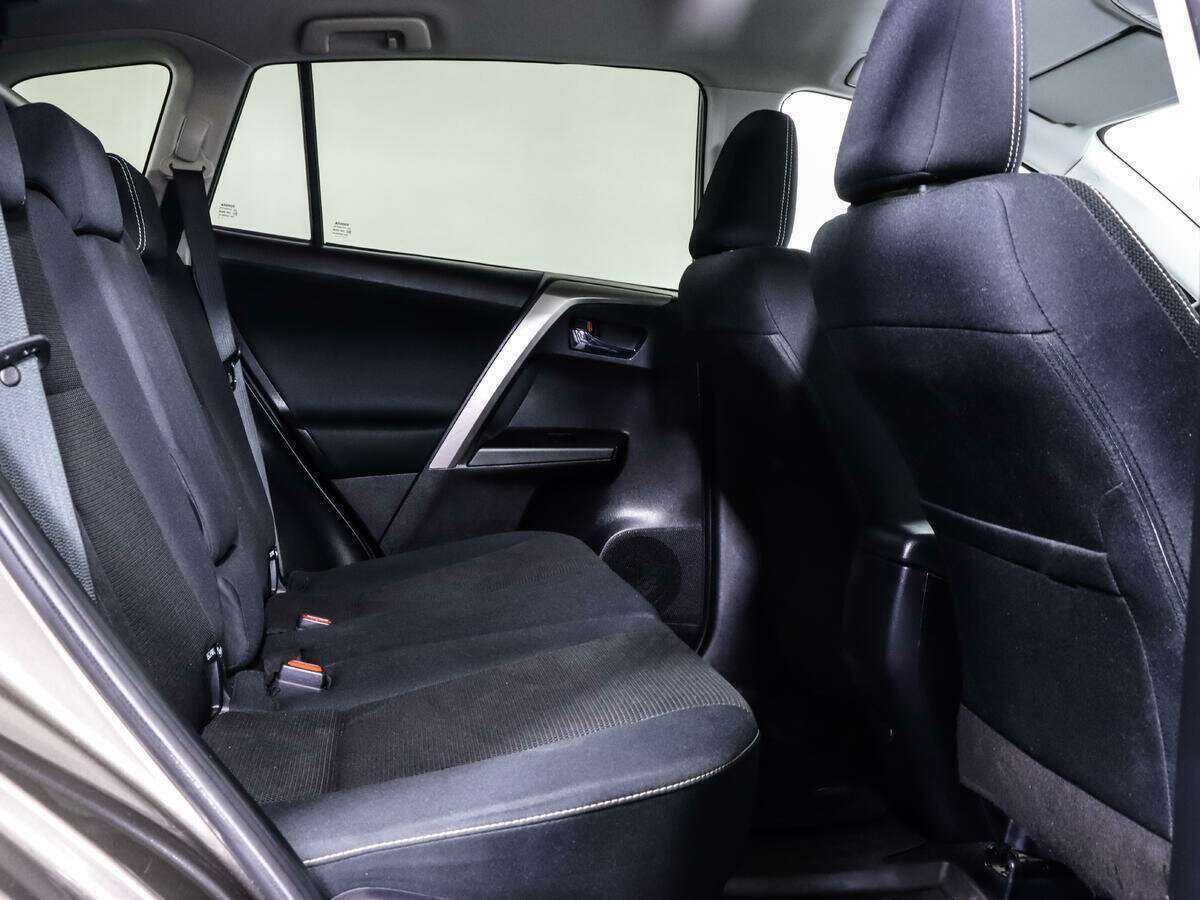 Toyota RAV4 с пробегом — 2017 год. Фото: #14