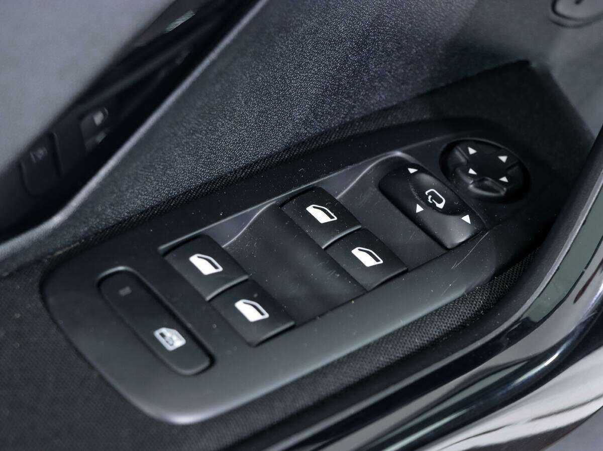 Peugeot 208 с пробегом — 2013 год. Фото: #13