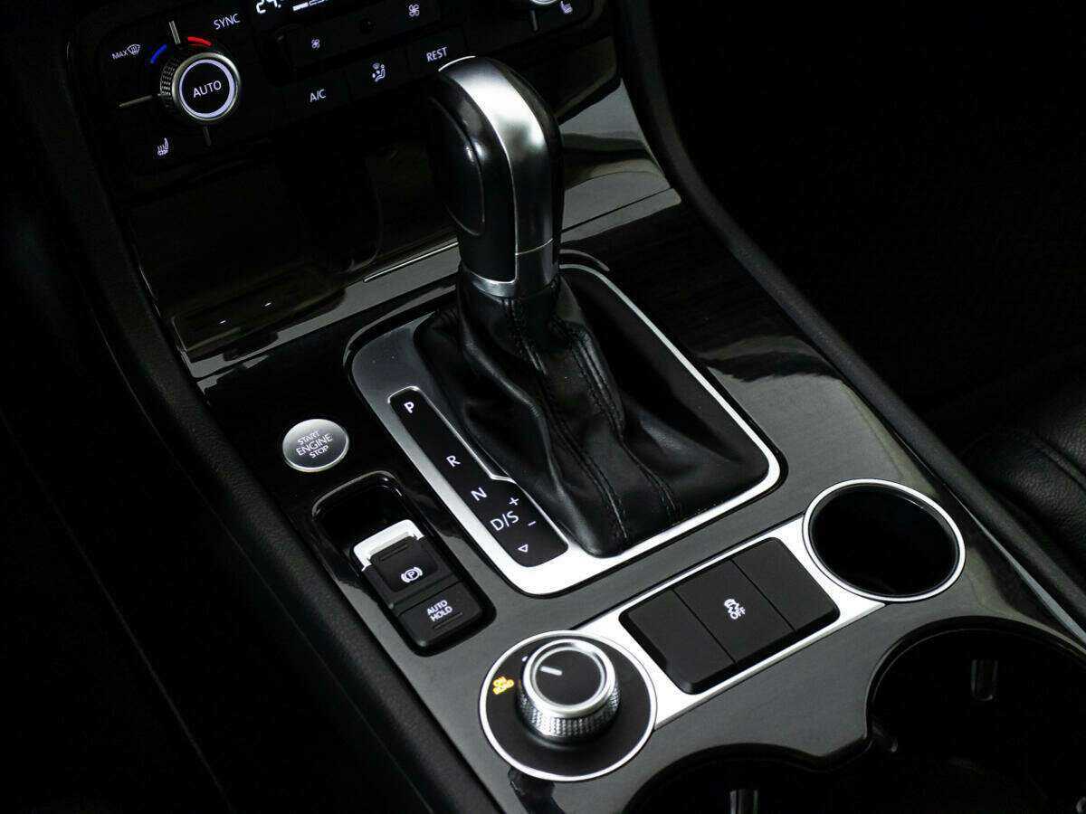 Volkswagen Touareg с пробегом — 2015 год. Фото: #17