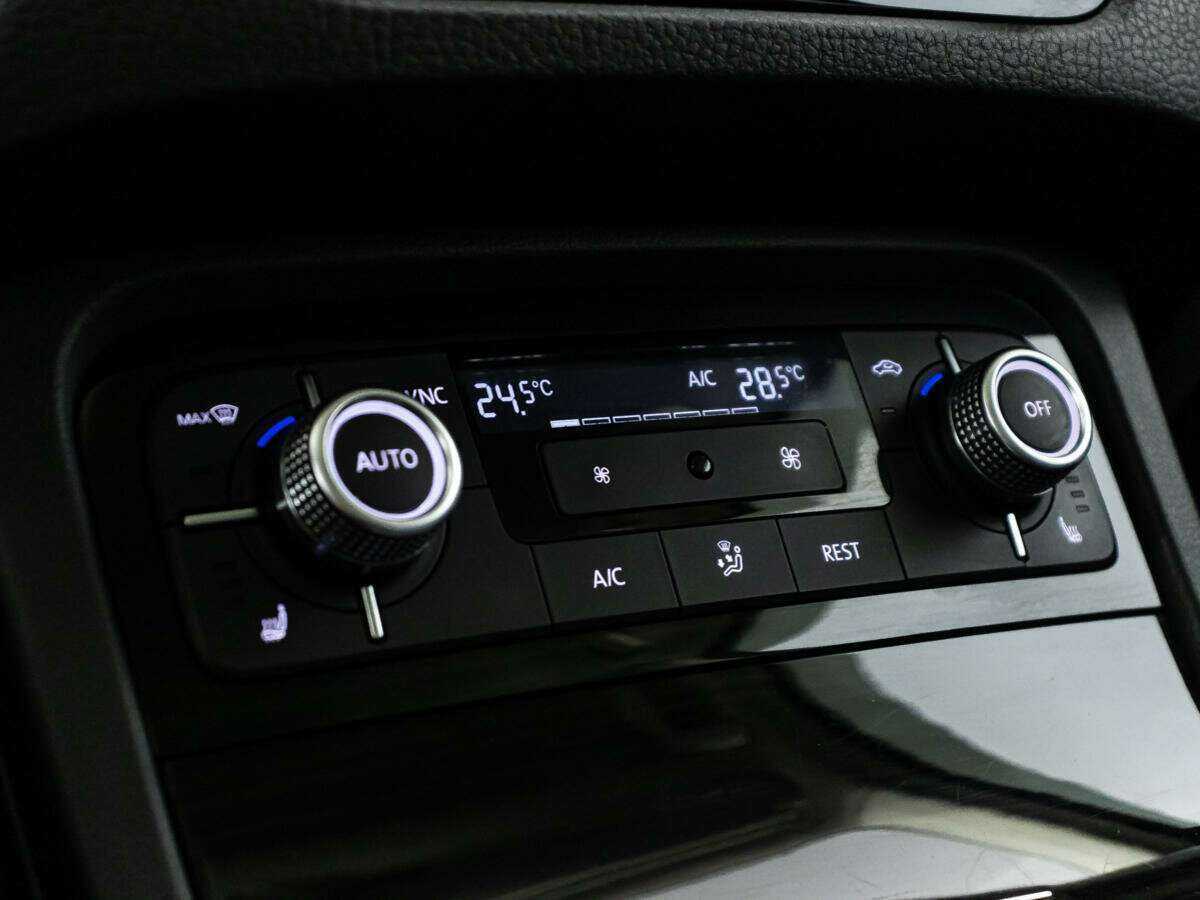 Volkswagen Touareg с пробегом — 2015 год. Фото: #19