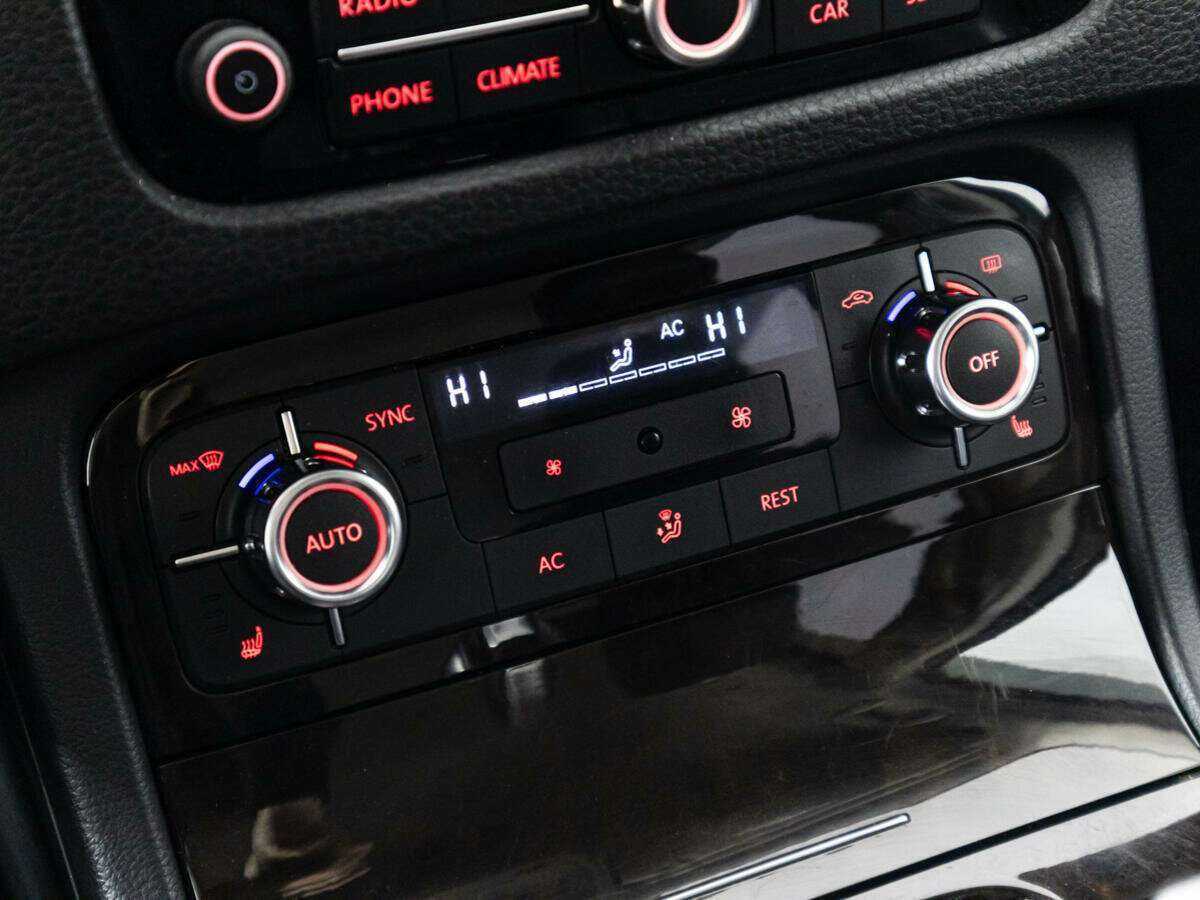 Volkswagen Touareg с пробегом — 2012 год. Фото: #13