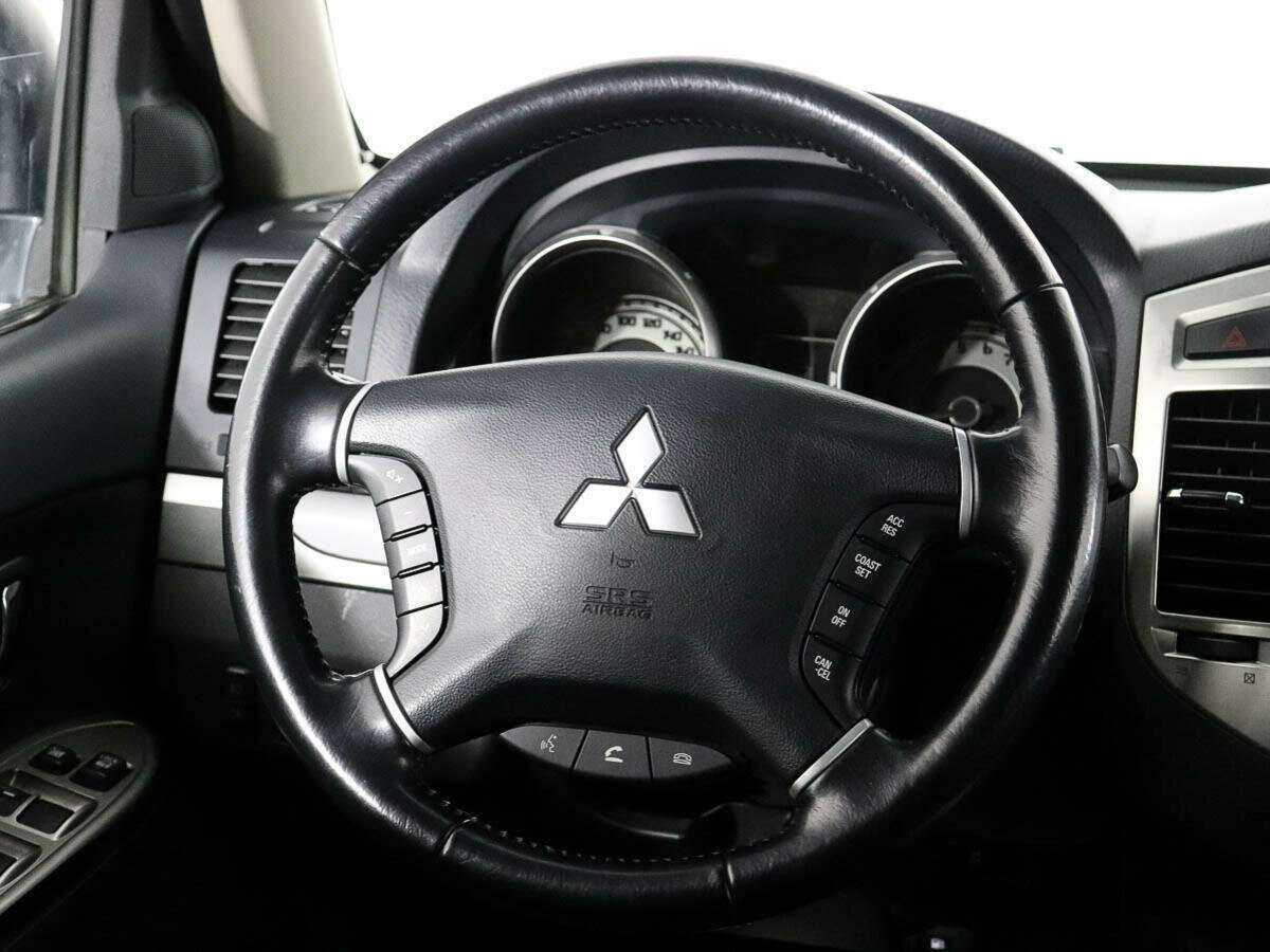 Mitsubishi Pajero с пробегом — 2015 год. Фото: #9