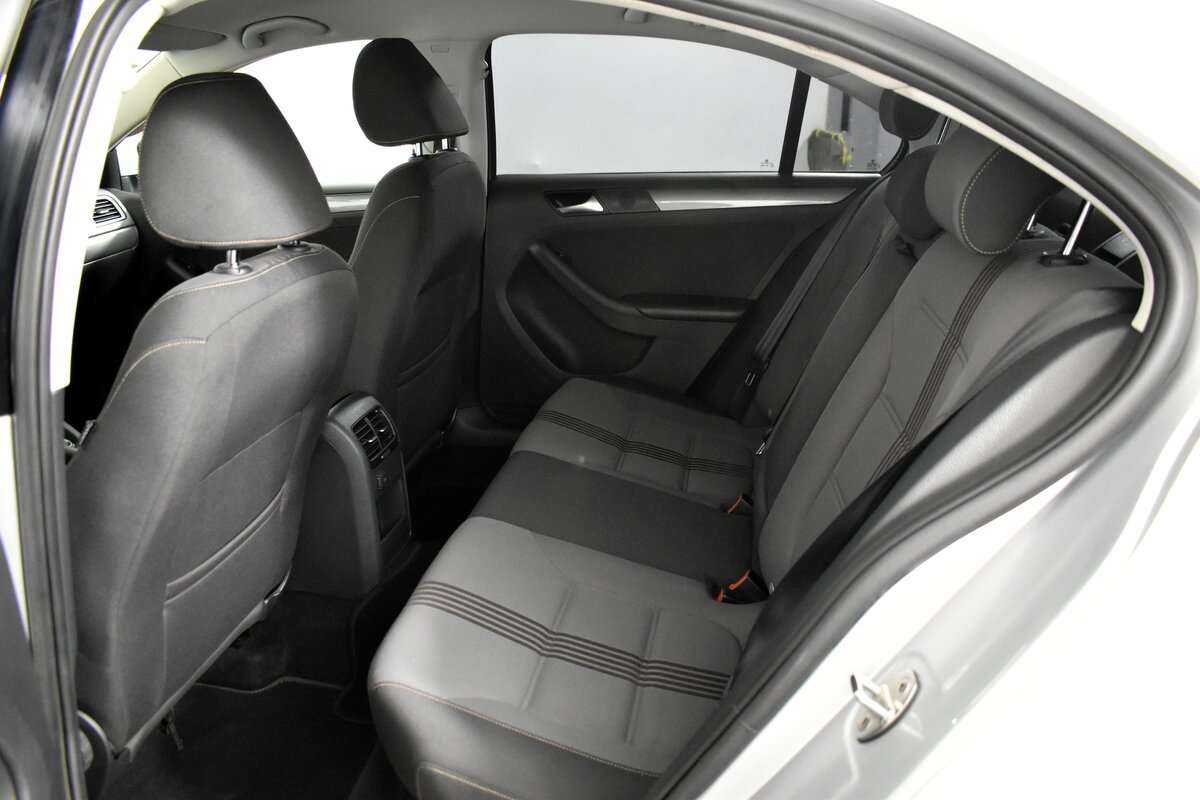 Volkswagen Jetta с пробегом — 2016 год. Фото: #13