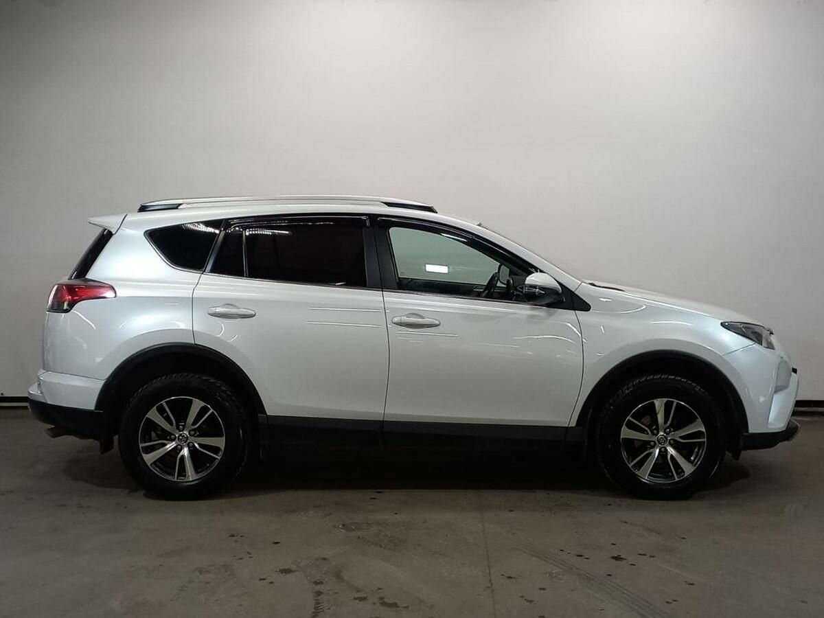 Toyota RAV4 с пробегом — 2018 год. Фото: #3