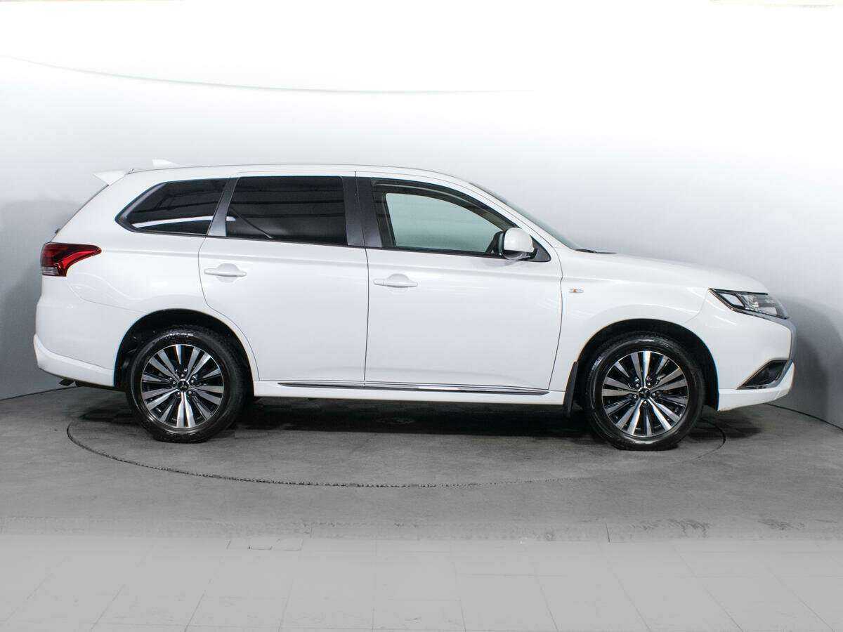 Mitsubishi Outlander с пробегом — 2022 год. Фото: #3