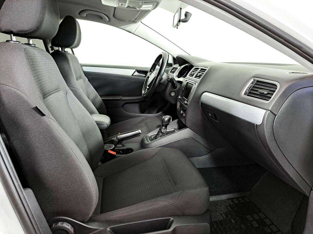 Volkswagen Jetta с пробегом — 2017 год. Фото: #5