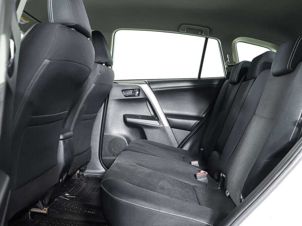 Toyota RAV4 с пробегом — 2018 год. Фото: #9