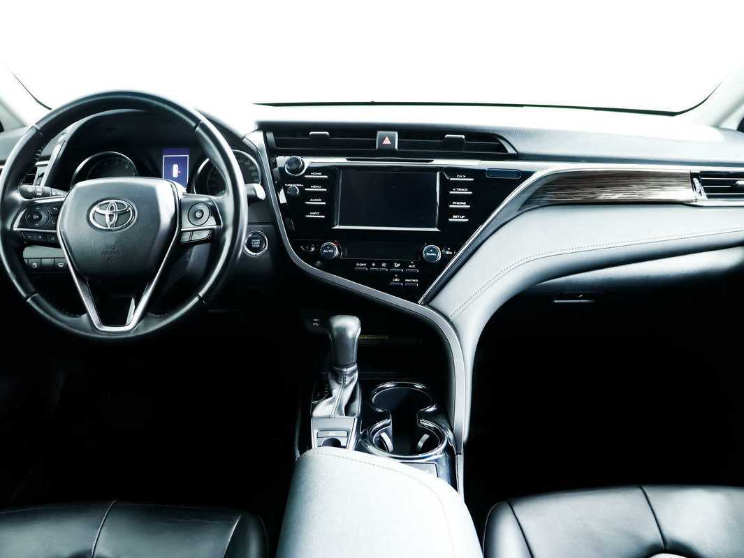 Toyota Camry с пробегом — 2018 год. Фото: #10