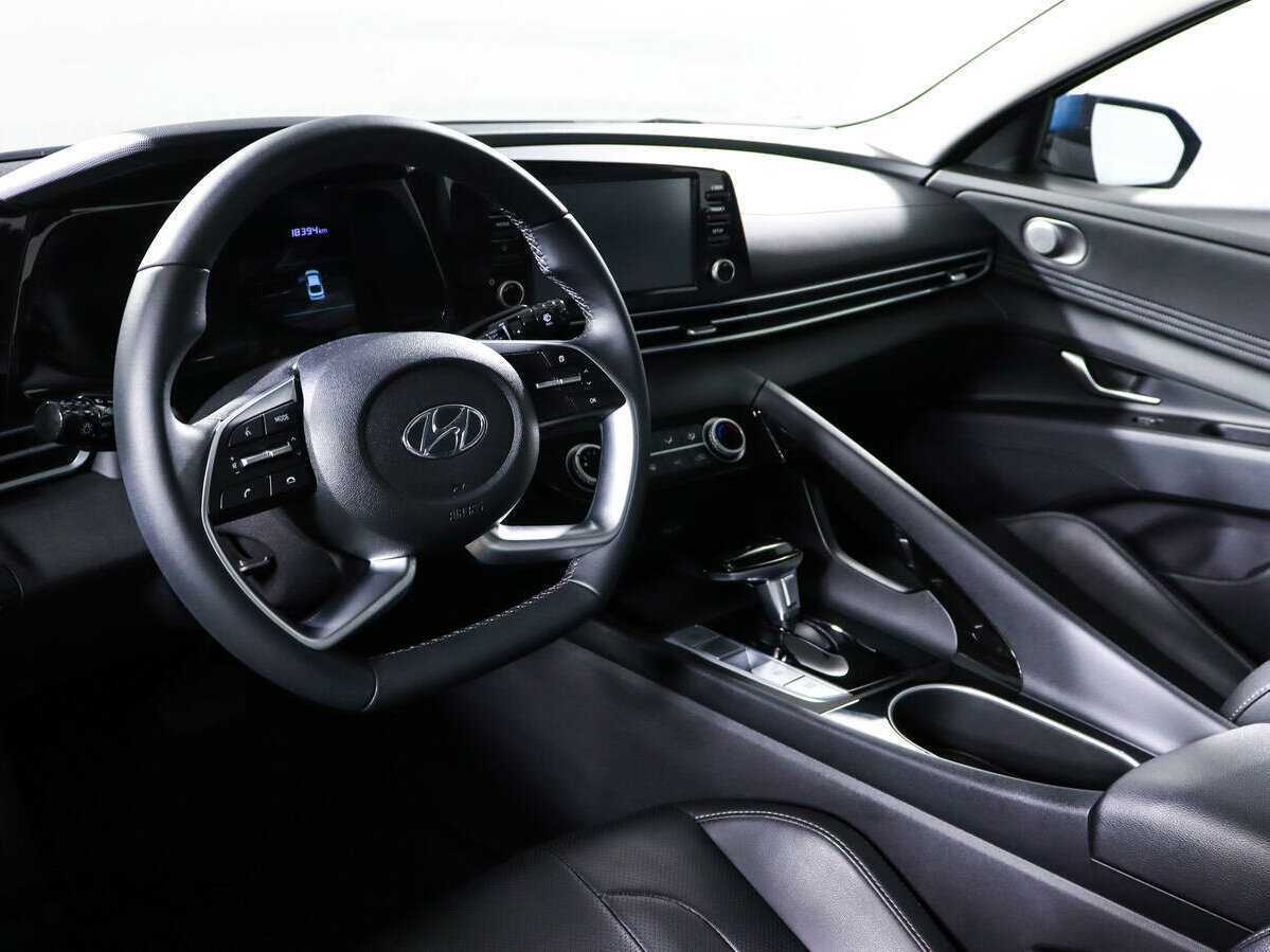 Hyundai Elantra с пробегом — 2022 год. Фото: #11