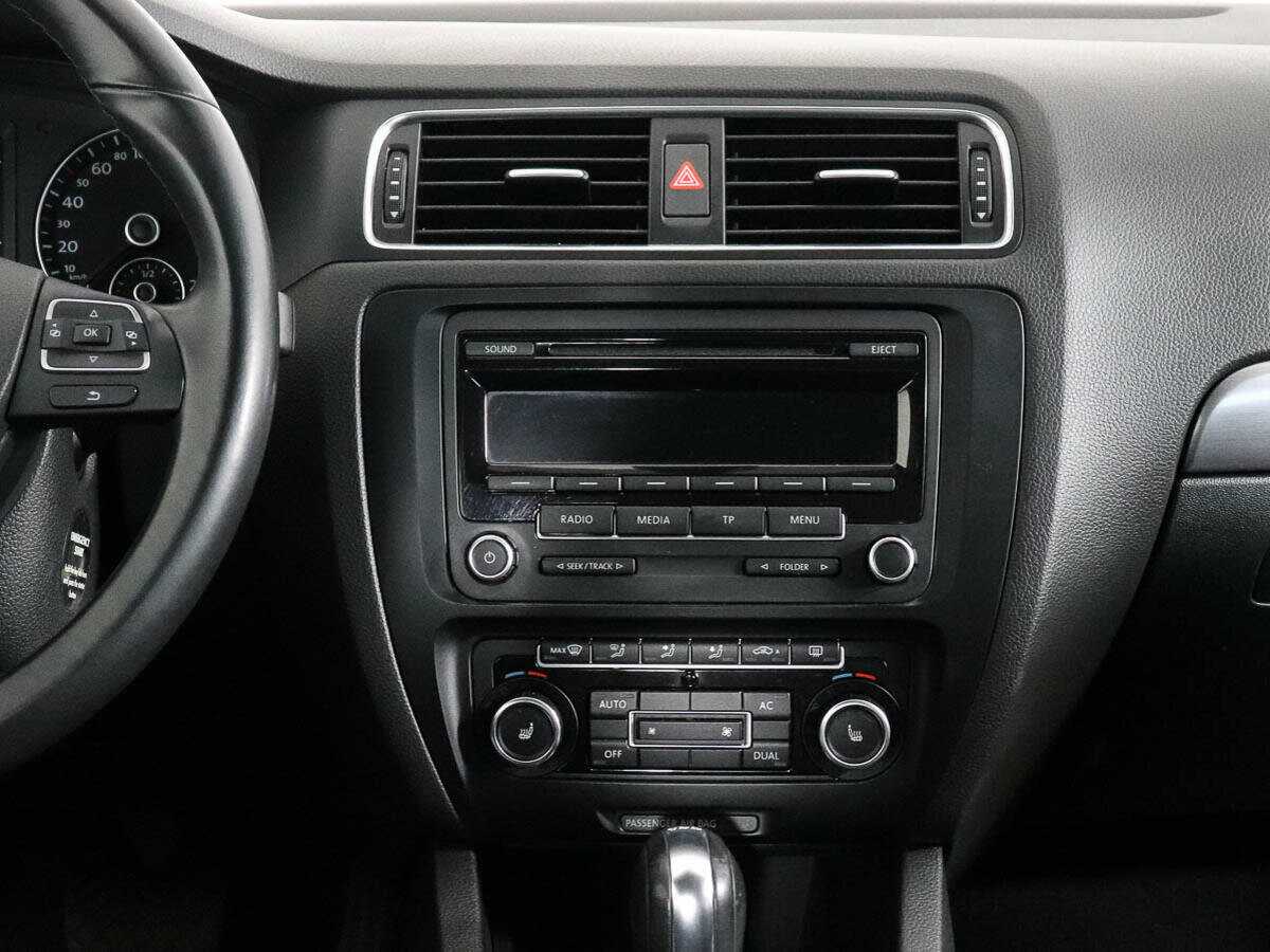 Volkswagen Jetta с пробегом — 2012 год. Фото: #13