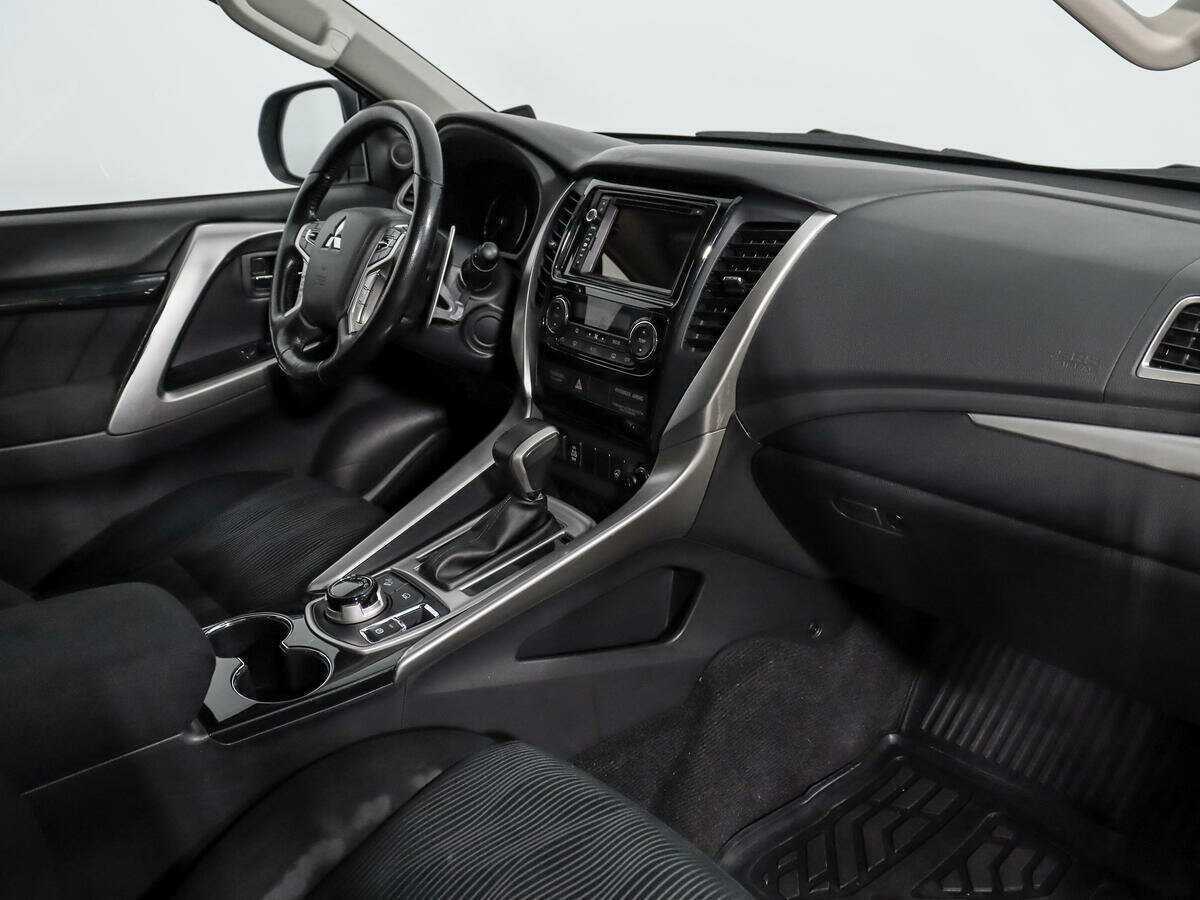 Mitsubishi Pajero Sport с пробегом — 2017 год. Фото: #12