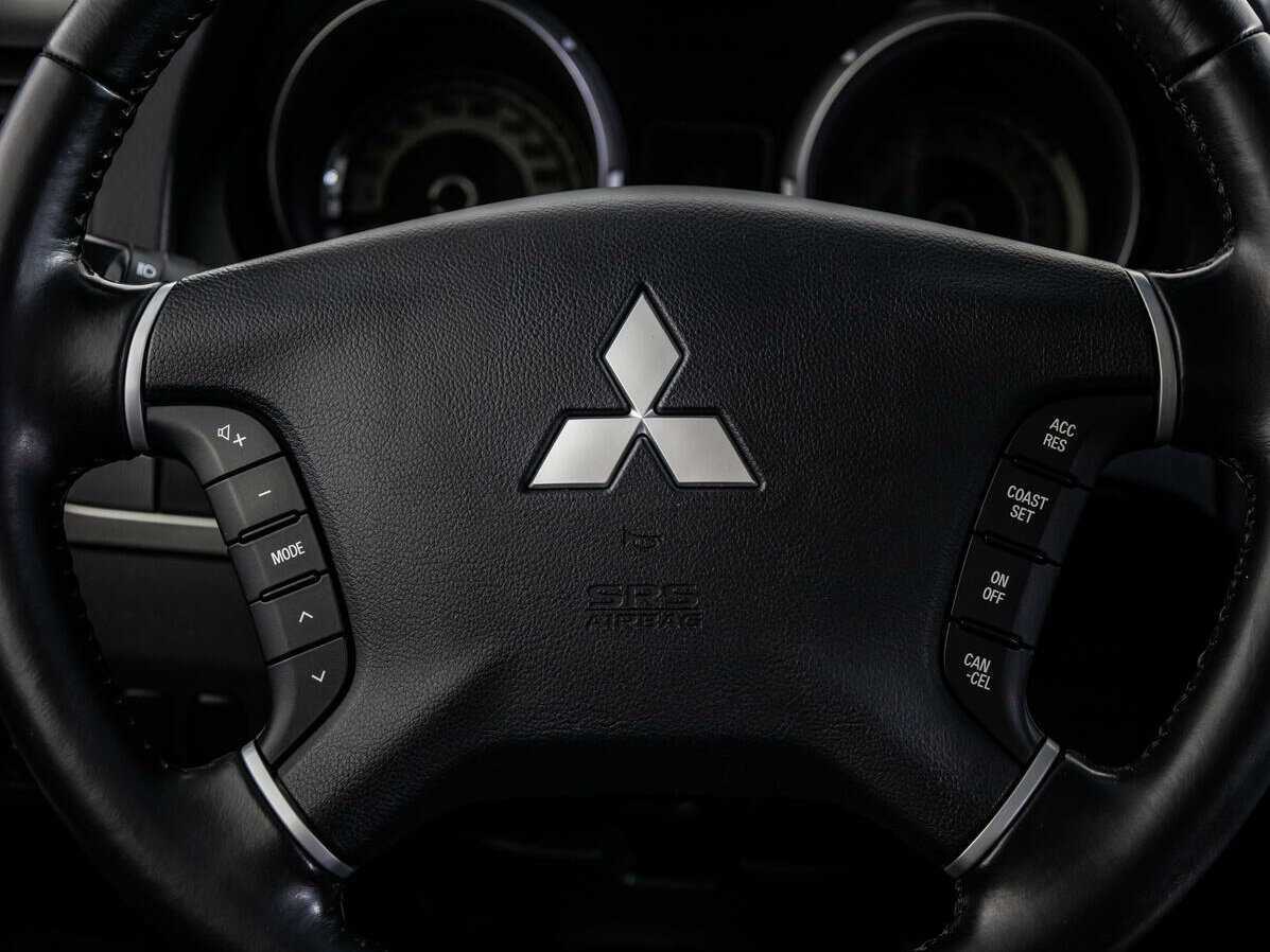 Mitsubishi Pajero с пробегом — 2015 год. Фото: #18