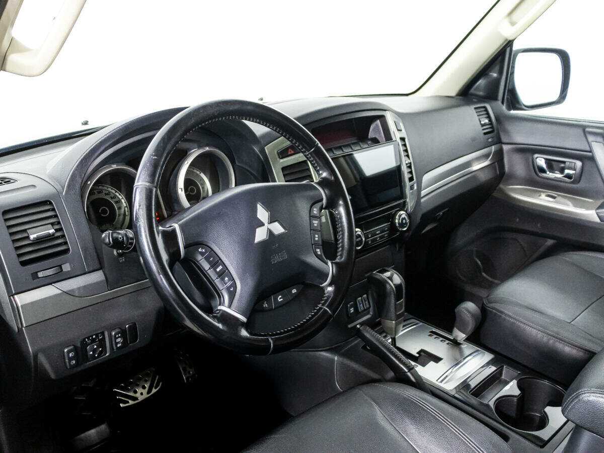 Mitsubishi Pajero с пробегом — 2015 год. Фото: #10