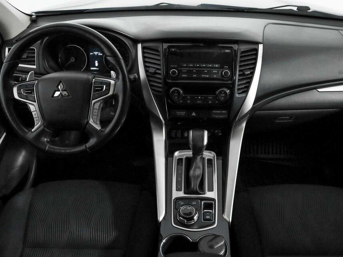 Mitsubishi Pajero Sport с пробегом — 2017 год. Фото: #13