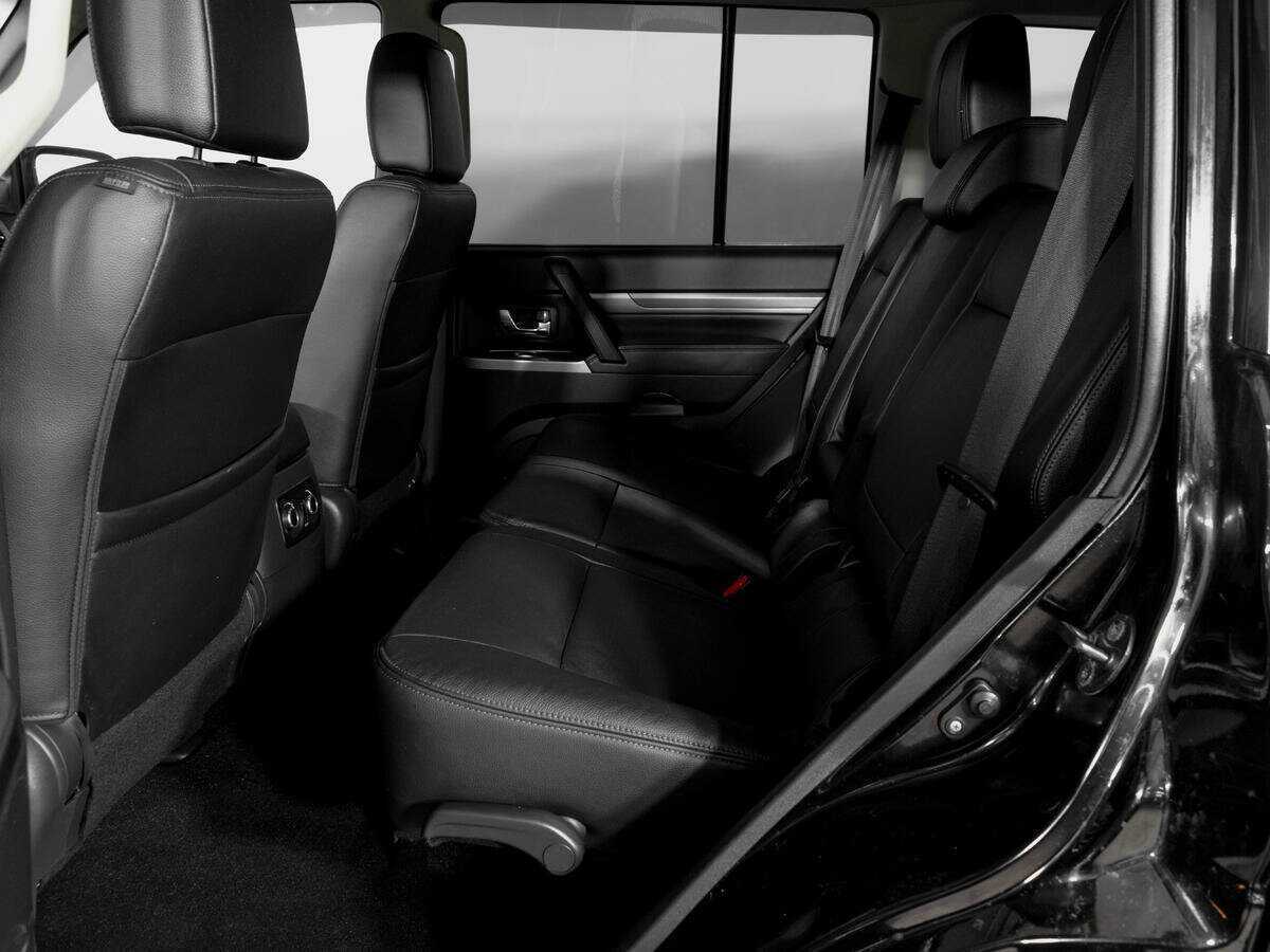 Mitsubishi Pajero с пробегом — 2017 год. Фото: #9