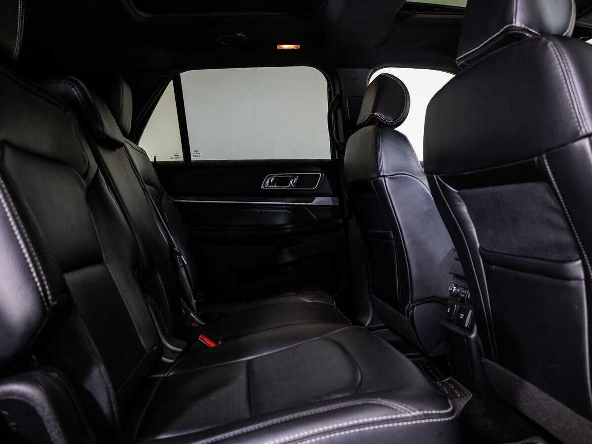 Ford Explorer с пробегом — 2015 год. Фото: #10